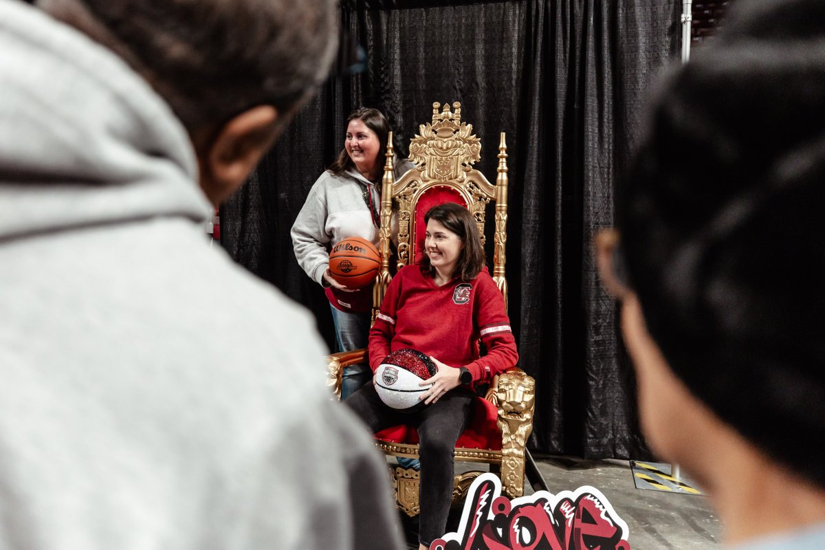 GamecockWBB's tweet photo. G-Hive was buzzin' for last night's ring ceremony ❤️ https://t.co/P7eriRbWao