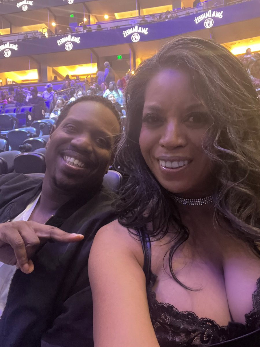CtiaveH's tweet photo. Only posting for the memories, cuz eff this app. @Usher concert numero dos, and I’d do tres. 💙#LatePost https://t.co/i5hqKnrOth