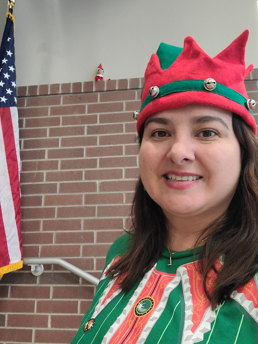 Ms_VillamizarBL's tweet image. Dressing like elves today! #15days #selfiewithelfie #elves #MRobPRIDE #kindergartenteacher #bilingual #3weeks #winterbreak #teacherlife @MRobinsonElem