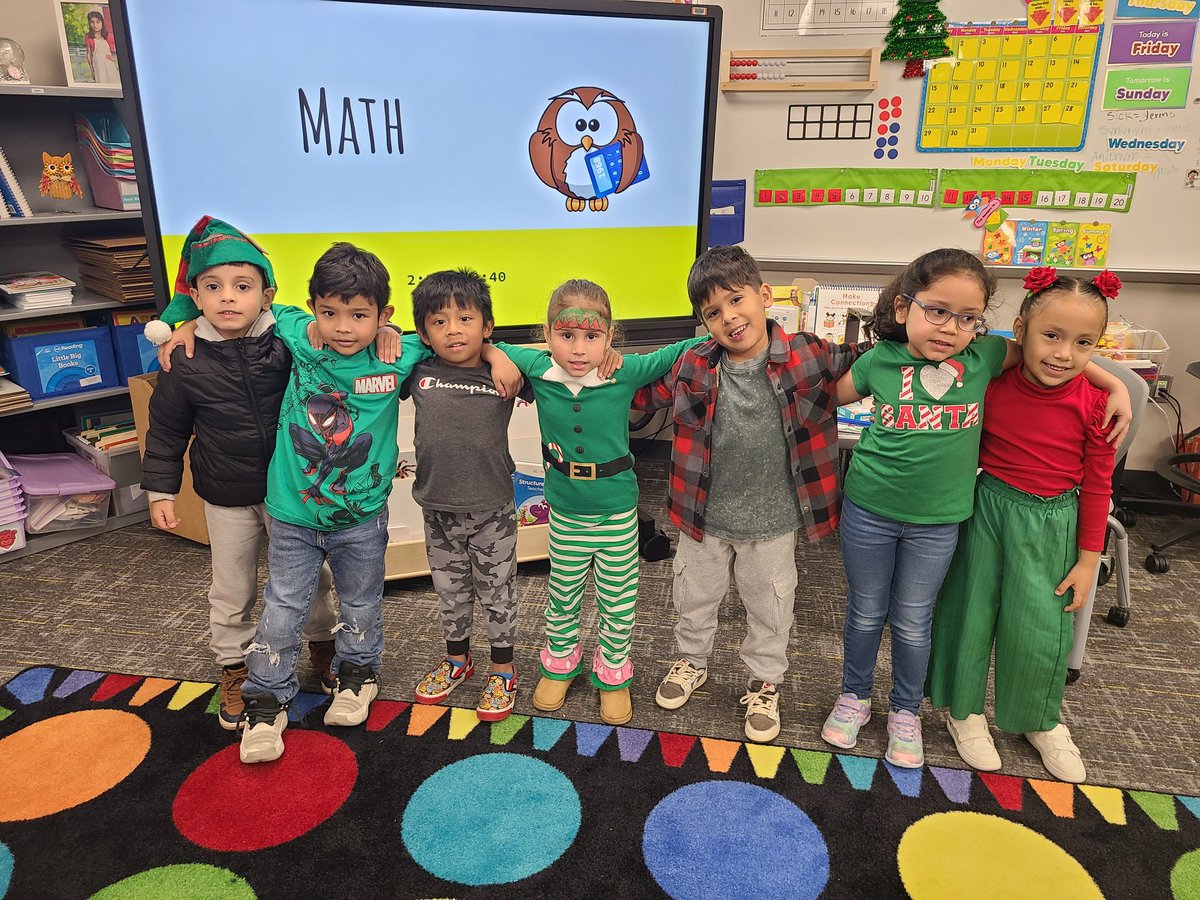Ms_VillamizarBL's tweet image. Dressing like elves today! #15days #selfiewithelfie #elves #MRobPRIDE #kindergartenteacher #bilingual #3weeks #winterbreak #teacherlife @MRobinsonElem