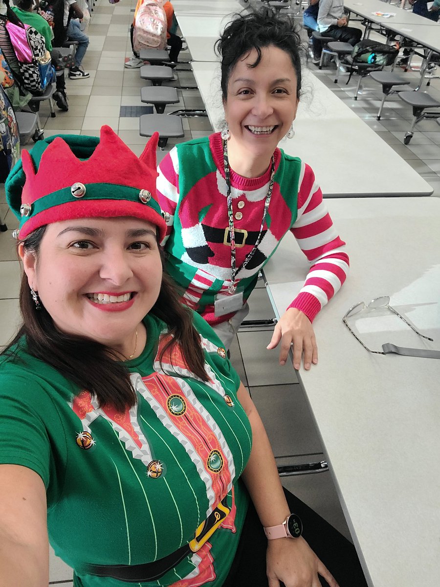 Ms_VillamizarBL's tweet image. Dressing like elves today! #15days #selfiewithelfie #elves #MRobPRIDE #kindergartenteacher #bilingual #3weeks #winterbreak #teacherlife @MRobinsonElem