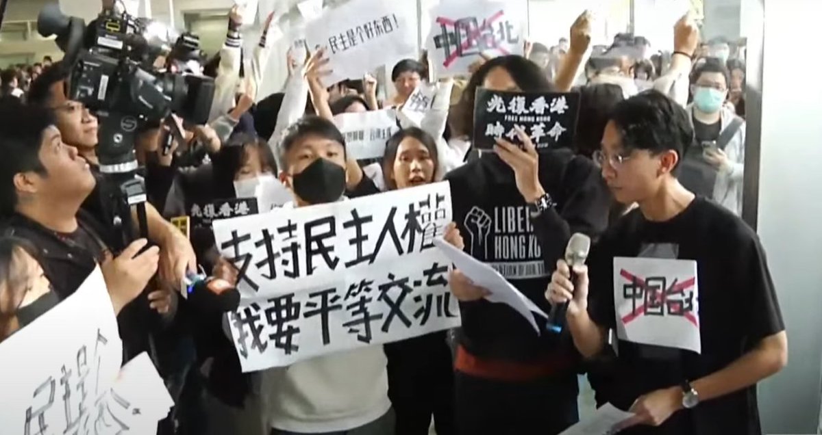 馬龍統戰團訪台大，學生突襲舉牌抗議「這裡不是中國台北！這裡是民主的台灣！」，同時舉起「平反六四」、「支持中國言論自由」、「自由人權民主，我要平等交流」、「光復香港、時代革命」等口號．