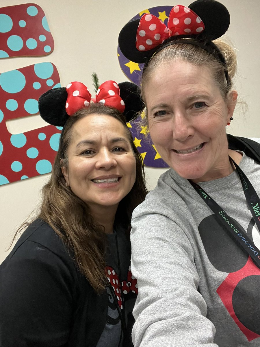 bona_tracy10's tweet photo. Happy Mickey Day @ReesStars   @rstevens_rees @MskaiserAISD @MireyaFromTX https://t.co/KAcVBA2mIb