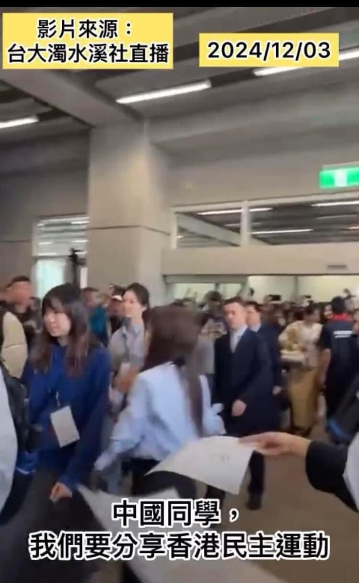 loveagrogirl's tweet image. 陸生參訪團到了台大：你不是說要平等的交流，怎麼快速從我面前走過？說好的交流呢？