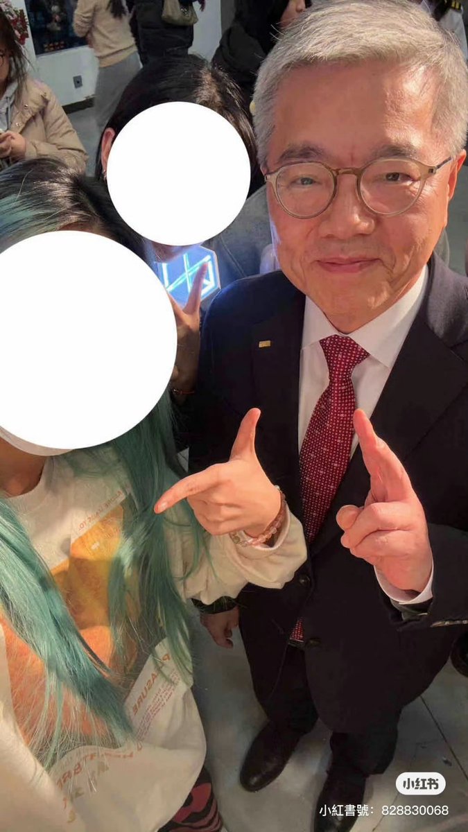 brightpeach522's tweet photo. Junmyeon’s father went to Tianjin University of Foreign Studies to attend the kpop song and dance competition held jointly with Soonchunhyang University. It ended up looking like a small fan meeting, everyone said that his father was a very nice person, and each contestant received an album signed by Junmyeon!

"We know Junmyeon's father came to our university's competition. It's particularly worth mentioning that Korean group EXO's leader Junmyeon is Soonchunhyang ambassador and he is Vice President Kim's son. Because Junmyeon is in Antarctica filming, so he was not able to come. Vice President Kim specially brought an exquisite album for every contestant of the competition."