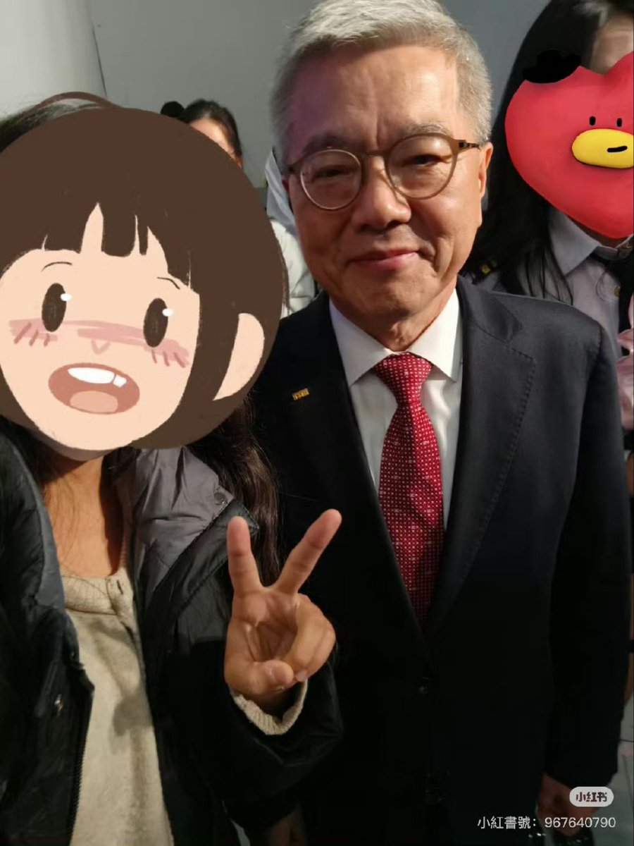 brightpeach522's tweet photo. Junmyeon’s father went to Tianjin University of Foreign Studies to attend the kpop song and dance competition held jointly with Soonchunhyang University. It ended up looking like a small fan meeting, everyone said that his father was a very nice person, and each contestant received an album signed by Junmyeon!

"We know Junmyeon's father came to our university's competition. It's particularly worth mentioning that Korean group EXO's leader Junmyeon is Soonchunhyang ambassador and he is Vice President Kim's son. Because Junmyeon is in Antarctica filming, so he was not able to come. Vice President Kim specially brought an exquisite album for every contestant of the competition."