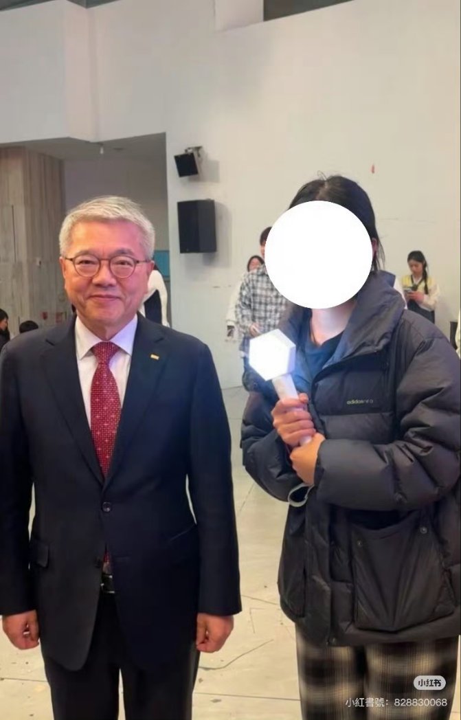brightpeach522's tweet photo. Junmyeon’s father went to Tianjin University of Foreign Studies to attend the kpop song and dance competition held jointly with Soonchunhyang University. It ended up looking like a small fan meeting, everyone said that his father was a very nice person, and each contestant received an album signed by Junmyeon!

"We know Junmyeon's father came to our university's competition. It's particularly worth mentioning that Korean group EXO's leader Junmyeon is Soonchunhyang ambassador and he is Vice President Kim's son. Because Junmyeon is in Antarctica filming, so he was not able to come. Vice President Kim specially brought an exquisite album for every contestant of the competition."