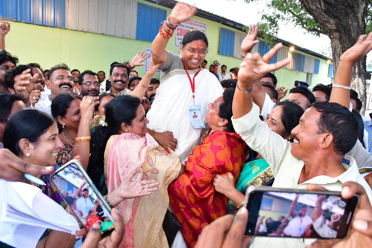 uttampadmavathi's tweet photo. 2023 డిసెంబర్ 3 న అసెంబ్లీ ఎన్నికల ఫలితాల రోజున కోదాడ ఎమ్మెల్యే పద్మావతి రెడ్డి గారు నియోజకవర్గ నాయకులు, కార్యకర్తలతో ... 
మధుర జ్ఞాపకాలు..... https://t.co/hen8fr66w0