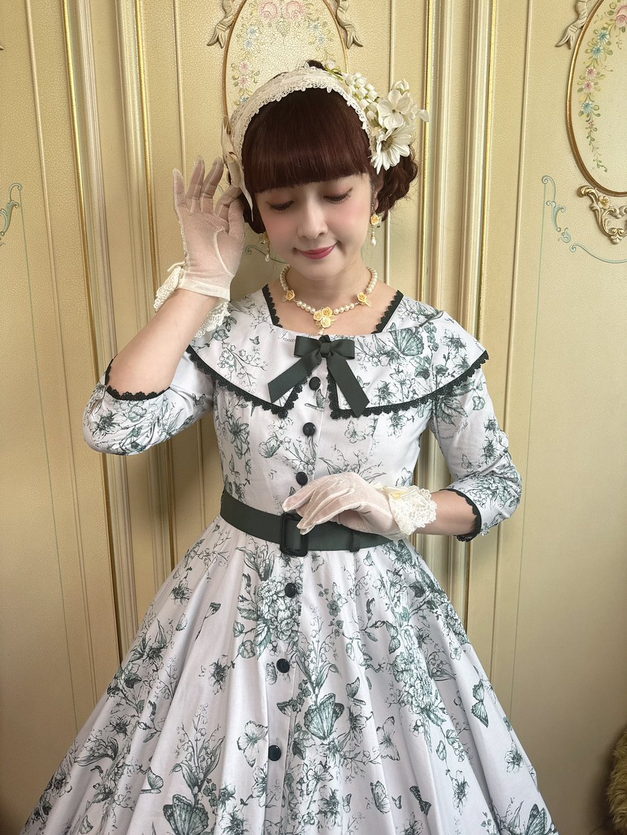 木漏れ日の中の鈴蘭ワンピース Innocent World｜木漏れ日の中の鈴蘭ワンピース