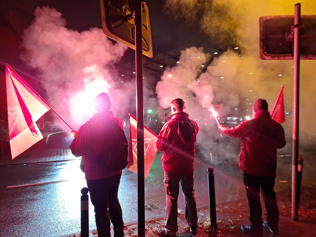 HronRalf's tweet photo. Frühschluss #IGMetall Warnstreik #VW Motorenwerk #Chemnitz. Die Beschäftigten senden deutliches Signal an das Management. Zukunft sonst Widerstand. Solidarische von den #DGB Mitgliedsgewerkschaften aus Südwestsachsen. @dgb_sachsen @IGMetall_BBS https://t.co/s18QXu9zgJ