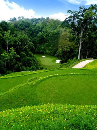 PageExecTech's tweet photo. @NUCLRGOLF The #17th at Red Mountain, Phuket, Thailand…so much danger but so much fun to play https://t.co/sPmrFuoUDp
