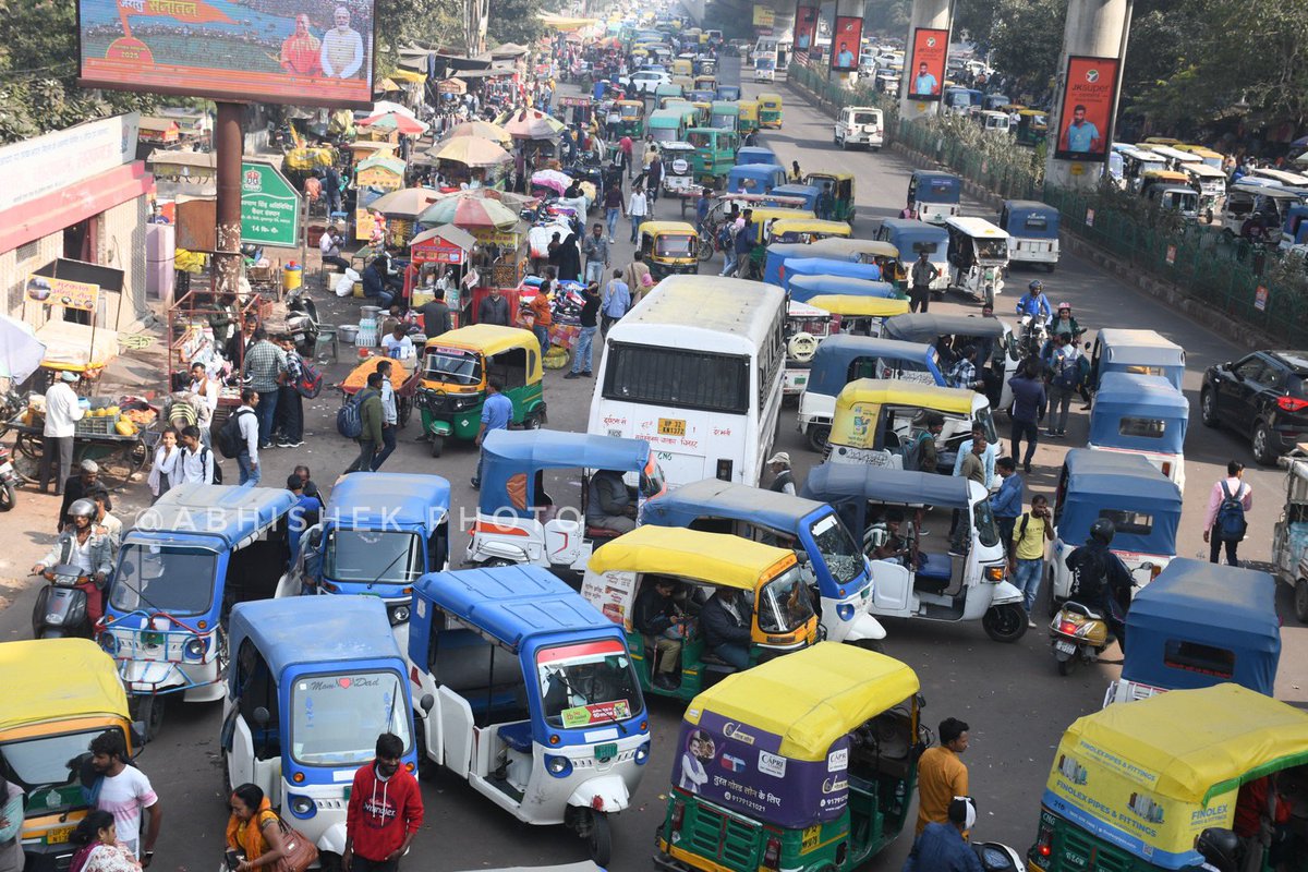 चारबाग चौराहे पर ऑटो ईरिक्शा और बसों का अतंग 
चौराहे पर बेतरतीब खड़े रहते है ऑटो इरिक्शा एक फोटो में ट्रैफिक पुलिस के पीछे ही सड़क जाम कर के खड़े है इरिक्शे अब तो पुलिस का भी इनको डर नहीं 
#lucknow #lucknowcity