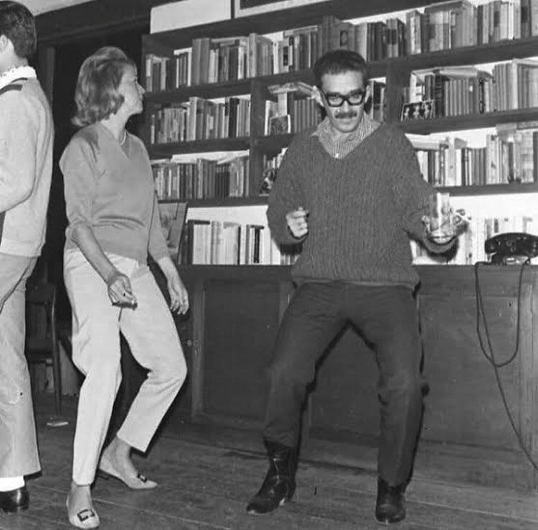 Elena Garro y Gabriel García Márquez bailando.