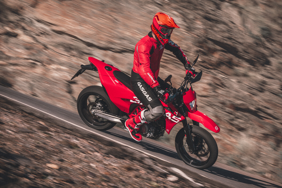 gasgasjapan1985's tweet photo. 活気と遊び心に満ちたGASGASのキャラクターを体現するSM 700。
軽量化されたトレリスフレームが、鋭いコーナリングと直進安定性を実現。さらに、3.5kgしかないアルミダイキャスト製スイングアームが適度なフレックスでパワーを路面に伝えます。
オープンロードでも、レーシングトラックでも、スーパーモトライディングの楽しさと興奮を存分に体験できる1台です。
#GASGAS #gasgasjapan #GetOnTheGas