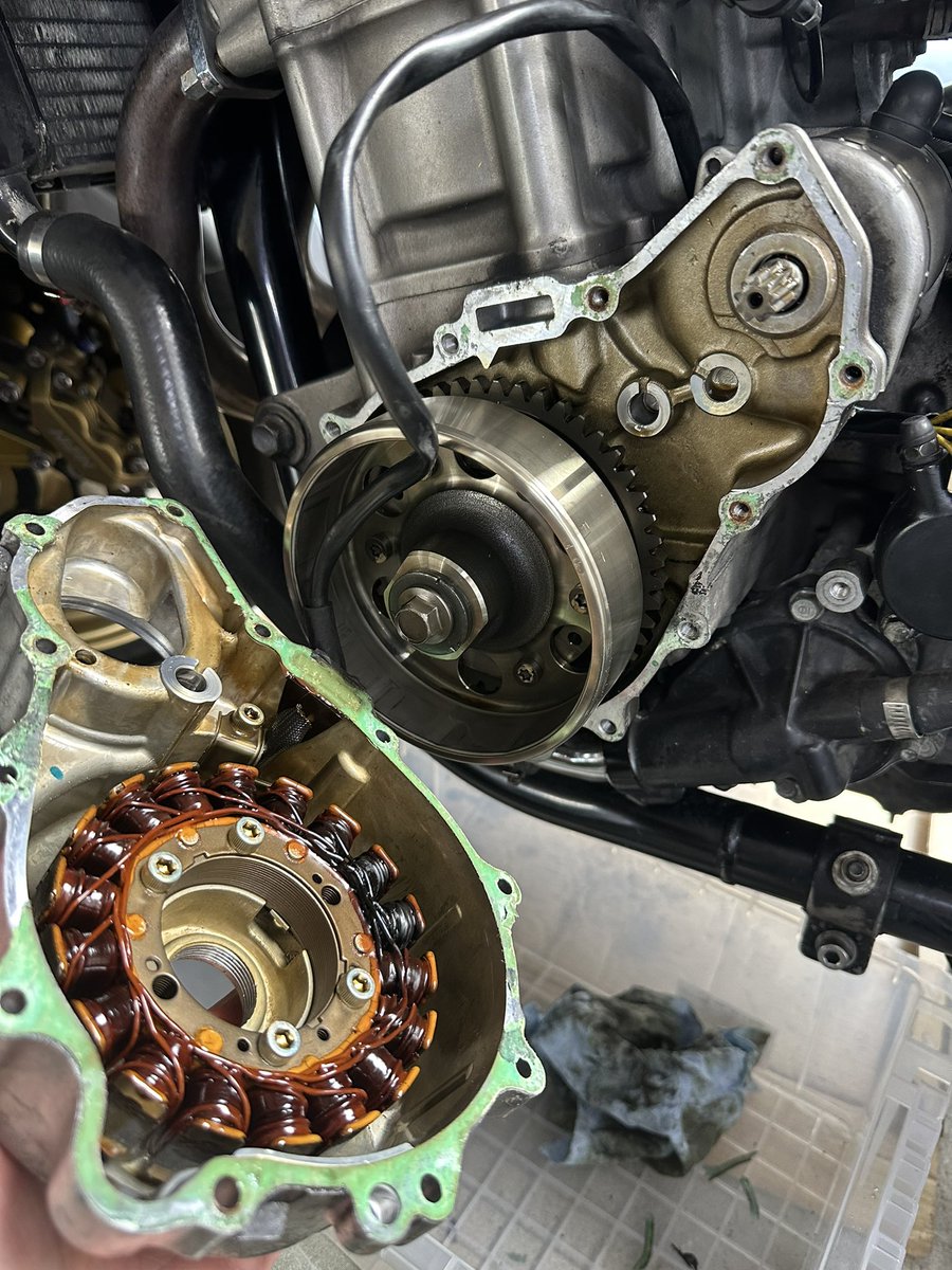 tak06532's tweet image. ステーターコイルが死んでるっぽいので開けてみた💡
コイルの一部が黒くなってるし、やはり傷んでるっぽい。
USB電源、グリップヒーター、フォグランプ等電気食うから交換だ✨
せっかく開けたのでカバーを磨いて塗装しよ🧐
20年16万キロ走ってるからねー😆

#CB1300SF #sc54 #セルフメンテ