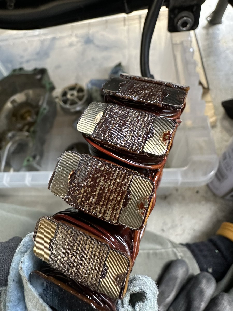 tak06532's tweet image. ステーターコイルが死んでるっぽいので開けてみた💡
コイルの一部が黒くなってるし、やはり傷んでるっぽい。
USB電源、グリップヒーター、フォグランプ等電気食うから交換だ✨
せっかく開けたのでカバーを磨いて塗装しよ🧐
20年16万キロ走ってるからねー😆

#CB1300SF #sc54 #セルフメンテ