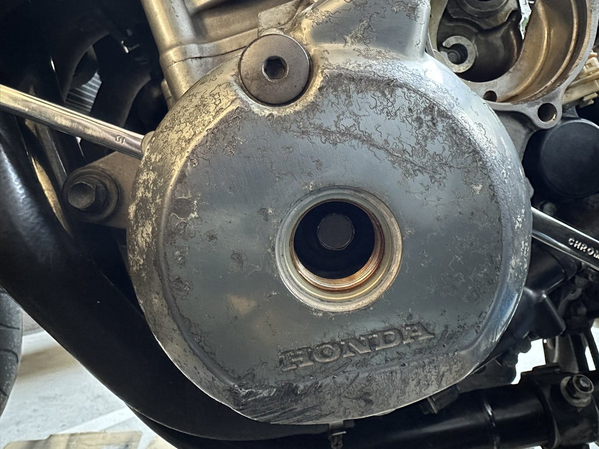 tak06532's tweet image. ステーターコイルが死んでるっぽいので開けてみた💡
コイルの一部が黒くなってるし、やはり傷んでるっぽい。
USB電源、グリップヒーター、フォグランプ等電気食うから交換だ✨
せっかく開けたのでカバーを磨いて塗装しよ🧐
20年16万キロ走ってるからねー😆

#CB1300SF #sc54 #セルフメンテ