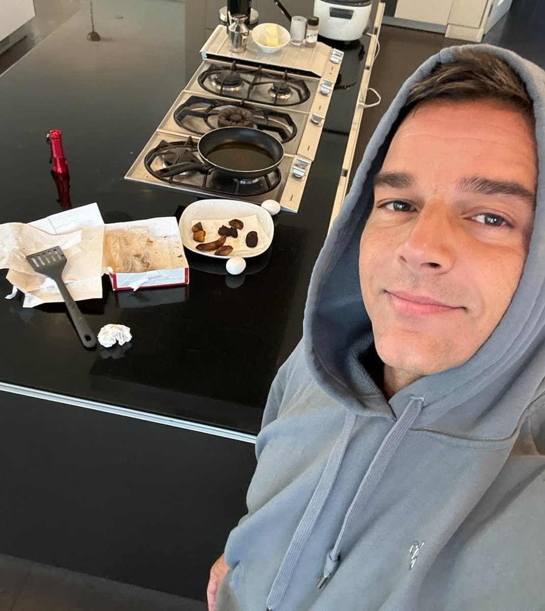 ricky_martin's tweet photo. Silly selfies 🤳 https://t.co/T9Nh4KkH9y