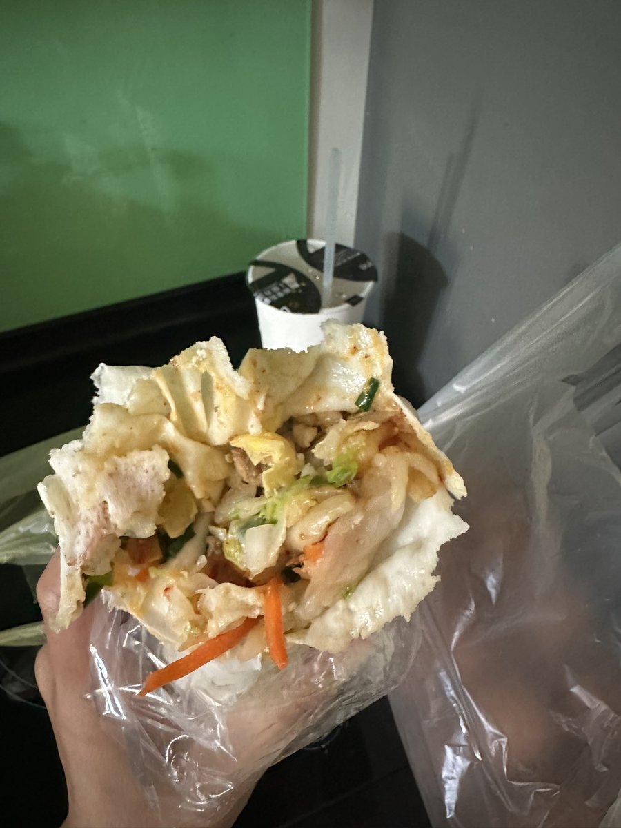 楊桃汽水好喝！！

狗狗第一次喝楊桃口味的🤤

狗狗去菜市場買蛋蛋 那個蛋蛋可以開發票

第一次遇到菜市場有開發票的🤣

料多多的春捲🤣泡菜口味的🤤 https://t.co/YDNL30LRJN
