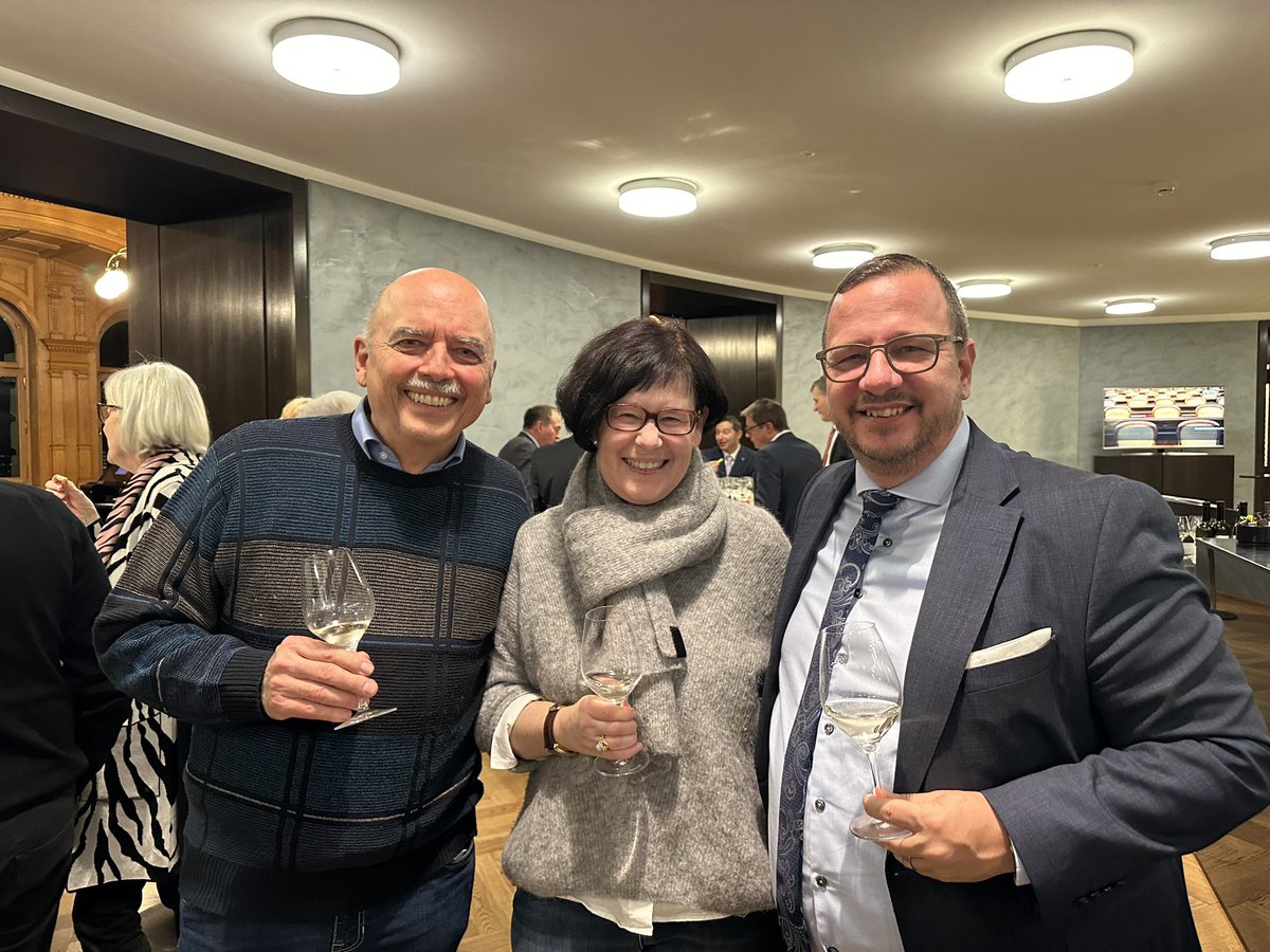 Elisabeth Schneider-Schneiter (@elisabeth_s_s) on Twitter photo „Entschuldigung, darf ich Sie rasch aufhalten?“ Unterschriften sammeln ist Knochenarbeit. Die Mitte Muttenz gewinnt dabei den Baselbieter Preis fürs Sammeln für die <a href="/Mitte_Centre/">Die Mitte – Le Centre</a> - Initiativen für faire Steuern und Renten. Wir gratulieren! <a href="/gerhardpfister/">Gerhard Pfister 🤍💙💛</a> <a href="/pmbregy/">Philipp Matthias Bregy ⚽️</a> „Entschuldigung, darf ich Sie rasch aufhalten?“ Unterschriften sammeln ist Knochenarbeit. Die Mitte Muttenz gewinnt dabei den Baselbieter Preis fürs Sammeln für die <a href="/Mitte_Centre/">Die Mitte – Le Centre</a> - Initiativen für faire Steuern und Renten. Wir gratulieren! <a href="/gerhardpfister/">Gerhard Pfister 🤍💙💛</a> <a href="/pmbregy/">Philipp Matthias Bregy ⚽️</a>