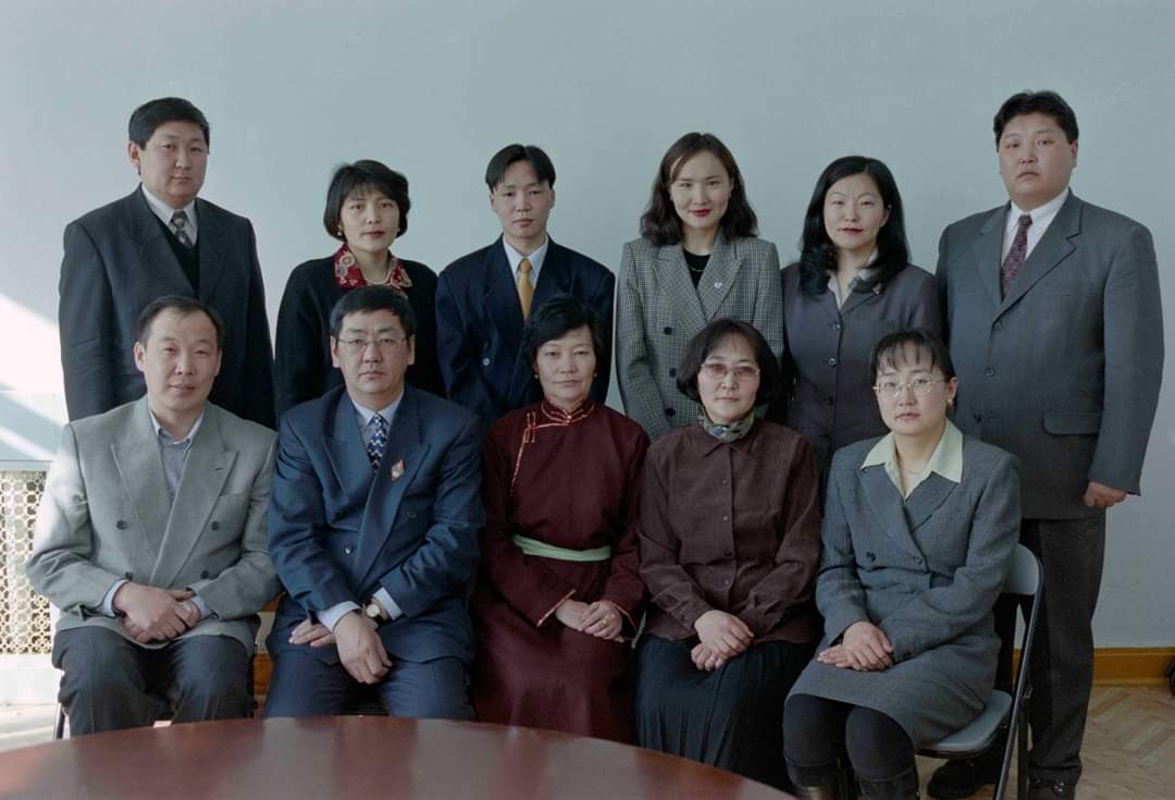 МУИС-ын ЭЗС-ийн багш нар гэнэ

Эх сурвалж, Лхамсүрэнгийн Ганзориг