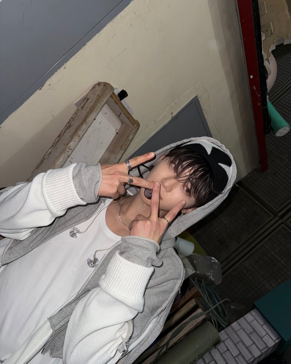 Switching it up with some peace signs—because sometimes, you need to remind the world to chill. And a playful pout? It’s all about balance. Serious vibes are great, but a touch of fun keeps it real.