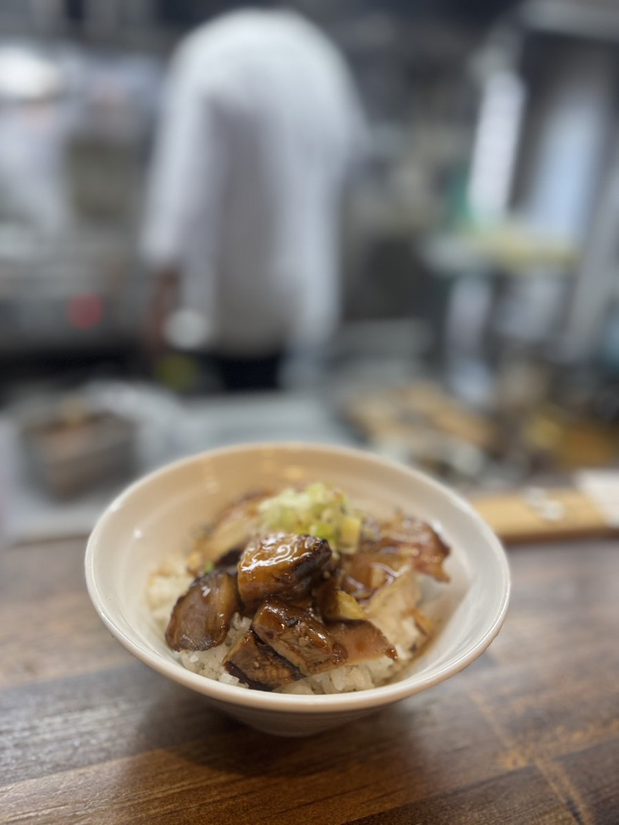 menyakurobe's tweet photo. 醤油らぁめん500円大反響です〜❗️今、丁度席空きましたよ❗️チャーシュー���、国産豚だけあって旨味が強い❗️

#醤油らぁめん
#麺スタグラム
#味噌はじまるよ 
#味噌らぁめん
#カルボナーラ
#鶏白湯麺
そろそろ終わり https://t.co/6VMByAbYYt