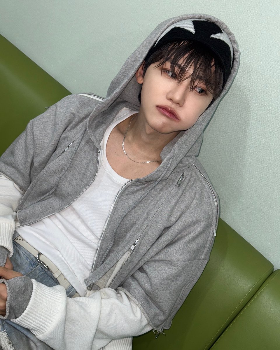 Full-on chill mode, taking a break after all that hard work. Moral of the story: an orange isn’t just a snack—it’s an experience.