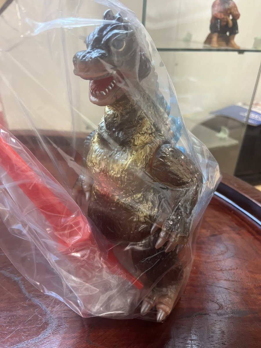 ブルマァクのゴジラ欲しかったので最高な買い物が出来ました☺️

自分への最高の誕生日プレゼントになりました🎁

#ソフビ
#ブルマァク
#ゴジラ