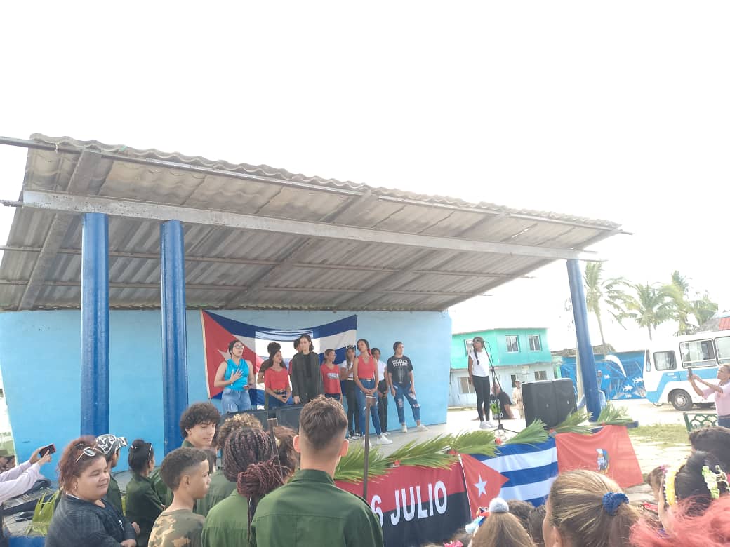 Jóvenes de Venezuela
  realizaron un desembarco simbólico  por la comunidad costera de Júgaro recordando los hechos del 2 de diciembre de 1956, momento en que felicitaron a los miembros  de las FAR en su día. #CubaViveEnSuHistoria #GuerrerosDelAlba