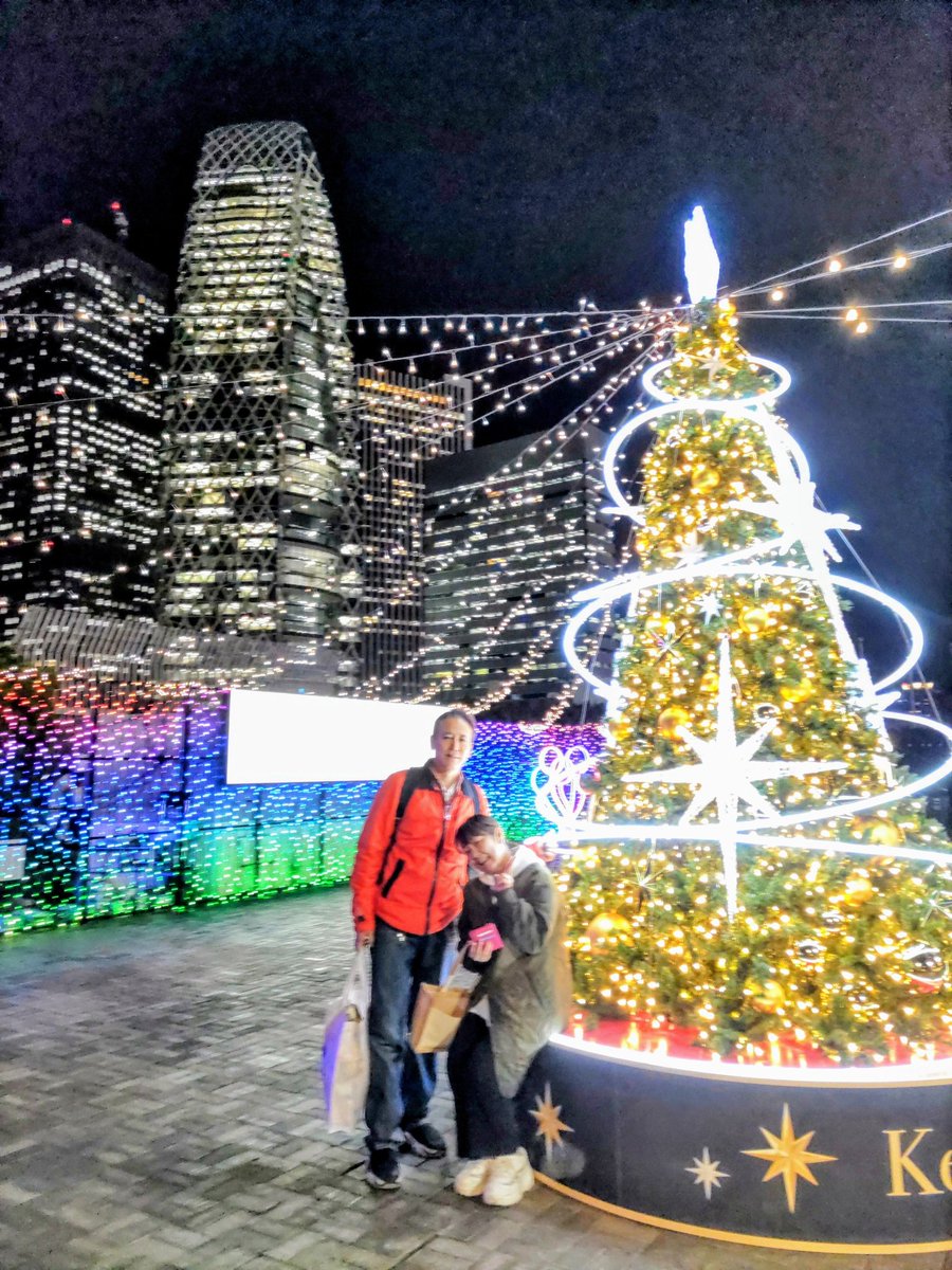 TakakoShiro's tweet photo. 新宿京王デパートの屋上
どこにでも有るツリー🎄1本
懐かしい感じの電飾ですが
流石！！新宿だね〜👍
後ろのビル🏢群が手伝って
見て！素晴らしいクリスマスのイルミネーション✨ https://t.co/cUNnRe8O5d