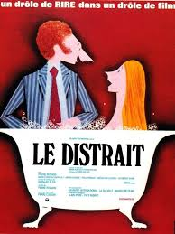 merlinpapin3's tweet photo. .@FredOL69007 #DéfiCinéClassique2024  Novembre  (Marie Josèphe Yoyotte ) avec le film #LeDistrait de Pierre Richard (1970) avec Pierre Richard Bernard Blier Maria Pacôme Marie-Christine Barrault Catherine Samie Micheline Luccianni Tsilla Chelton François Maistre Robert Dalban

Glycia Malaquet convainc son amant, Alexandre Guiton, directeur d'une agence de publicité, d'engager son fils Pierre, garçon charmant et imaginatif mais affligé d'une distraction de tous les instants. Ce dernier se signale très vite en proposant des idées plus saugrenues les unes que les autres et en semant la panique autour de lui. La confrontation de Pierre avec M. Klerdenne, autre personnage affublé d'une incroyable distraction, conduit à deux scènes comiques d'anthologie.

Le Distrait, premier film réalisé par Pierre Richard en 1970, marque les débuts de son personnage emblématique : un rêveur maladroit, lunaire et irrésistiblement attachant. Le film pose les bases d’un style qui fera son succès, celui d’un comique physique mêlé à une douce naïveté. Ici, Pierre Richard incarne Pierre Malaquet, un publicitaire distrait à l’extrême, embarqué dans des situations absurdes dues à sa déconnexion totale avec la réalité.

L’histoire s’articule autour de Malaquet, recruté par une agence de publicité grâce à l’intervention de sa mère excentrique (jouée avec délice par Maria Pacôme). Cette dernière, dans une scène mémorable, séduit le patron avec des « gazous gazous » irrésistibles, offrant une satire piquante des rapports de pouvoir mêlant charme et absurdité. Malaquet, lui, se distingue par ses idées publicitaires décalées et son incapacité à respecter les codes sociaux, provoquant un enchaînement de quiproquos hilarants.

Si certaines situations ont pris un coup de vieux, notamment dans leur mise en scène ou leur rythme, l’humour de Pierre Richard reste intemporel. Sa gestuelle unique, sa manière de glisser du génie à la catastrophe en une fraction de seconde, et son visage expressif font encore mouche. On se surprend à rire de ses maladresses, de ses déambulations imprévisibles, et de son monde intérieur si éloigné de la froide efficacité attendue dans son métier.

Le film se distingue également par sa critique, légère mais mordante, du milieu publicitaire. Pierre Malaquet est un ovni dans cet univers pragmatique et cynique. Ses idées absurdes, comme une publicité pour un insecticide où le slogan est chanté par des mouches, révèlent l'absurdité de la logique marchande. En filigrane, Le Distrait questionne la normalisation des comportements dans une société qui valorise l’efficacité au détriment de la fantaisie.

Maria Pacôme est exceptionnelle en mère surprotectrice et exubérante, véritable moteur comique de plusieurs scènes. Son alchimie avec Pierre Richard est palpable et ajoute une dimension tendre à ce personnage fantasque. Bernard Blier, en patron dépassé par les extravagances de son nouvel employé, complète un casting qui fonctionne à merveille.

Bien que certaines blagues aient vieilli et que le rythme souffre parfois de longueurs, Le Distrait conserve son charme. Il reste une introduction idéale à l’univers de Pierre Richard, un monde où la maladresse devient une poésie et où l’humour naît du décalage. Cinquante ans après, on se laisse encore séduire par cette comédie tendre et loufoque, reflet d'une époque et d'un talent en devenir.