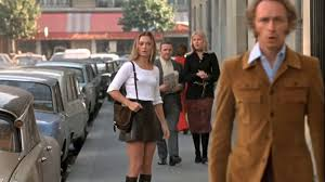 merlinpapin3's tweet photo. .@FredOL69007 #DéfiCinéClassique2024  Novembre  (Marie Josèphe Yoyotte ) avec le film #LeDistrait de Pierre Richard (1970) avec Pierre Richard Bernard Blier Maria Pacôme Marie-Christine Barrault Catherine Samie Micheline Luccianni Tsilla Chelton François Maistre Robert Dalban

Glycia Malaquet convainc son amant, Alexandre Guiton, directeur d'une agence de publicité, d'engager son fils Pierre, garçon charmant et imaginatif mais affligé d'une distraction de tous les instants. Ce dernier se signale très vite en proposant des idées plus saugrenues les unes que les autres et en semant la panique autour de lui. La confrontation de Pierre avec M. Klerdenne, autre personnage affublé d'une incroyable distraction, conduit à deux scènes comiques d'anthologie.

Le Distrait, premier film réalisé par Pierre Richard en 1970, marque les débuts de son personnage emblématique : un rêveur maladroit, lunaire et irrésistiblement attachant. Le film pose les bases d’un style qui fera son succès, celui d’un comique physique mêlé à une douce naïveté. Ici, Pierre Richard incarne Pierre Malaquet, un publicitaire distrait à l’extrême, embarqué dans des situations absurdes dues à sa déconnexion totale avec la réalité.

L’histoire s’articule autour de Malaquet, recruté par une agence de publicité grâce à l’intervention de sa mère excentrique (jouée avec délice par Maria Pacôme). Cette dernière, dans une scène mémorable, séduit le patron avec des « gazous gazous » irrésistibles, offrant une satire piquante des rapports de pouvoir mêlant charme et absurdité. Malaquet, lui, se distingue par ses idées publicitaires décalées et son incapacité à respecter les codes sociaux, provoquant un enchaînement de quiproquos hilarants.

Si certaines situations ont pris un coup de vieux, notamment dans leur mise en scène ou leur rythme, l’humour de Pierre Richard reste intemporel. Sa gestuelle unique, sa manière de glisser du génie à la catastrophe en une fraction de seconde, et son visage expressif font encore mouche. On se surprend à rire de ses maladresses, de ses déambulations imprévisibles, et de son monde intérieur si éloigné de la froide efficacité attendue dans son métier.

Le film se distingue également par sa critique, légère mais mordante, du milieu publicitaire. Pierre Malaquet est un ovni dans cet univers pragmatique et cynique. Ses idées absurdes, comme une publicité pour un insecticide où le slogan est chanté par des mouches, révèlent l'absurdité de la logique marchande. En filigrane, Le Distrait questionne la normalisation des comportements dans une société qui valorise l’efficacité au détriment de la fantaisie.

Maria Pacôme est exceptionnelle en mère surprotectrice et exubérante, véritable moteur comique de plusieurs scènes. Son alchimie avec Pierre Richard est palpable et ajoute une dimension tendre à ce personnage fantasque. Bernard Blier, en patron dépassé par les extravagances de son nouvel employé, complète un casting qui fonctionne à merveille.

Bien que certaines blagues aient vieilli et que le rythme souffre parfois de longueurs, Le Distrait conserve son charme. Il reste une introduction idéale à l’univers de Pierre Richard, un monde où la maladresse devient une poésie et où l’humour naît du décalage. Cinquante ans après, on se laisse encore séduire par cette comédie tendre et loufoque, reflet d'une époque et d'un talent en devenir.