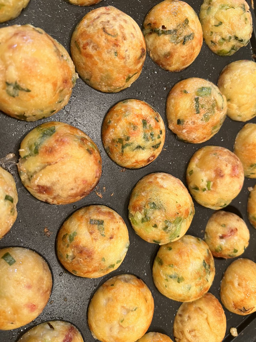 HanaRanno's tweet photo. 本日、母の誕生日☺︎

お祝いは日曜日に家族揃って
たこ焼きパーティを開催🐙

母の好きなジュンホンマのケーキ🎂

当日の今日は父が薔薇を買ってきた〜！
早速私が水切りしました。

ニコライ・バーグラン爆誕🌹

#母誕生日 #長生きしてね https://t.co/ScPliVyMXl