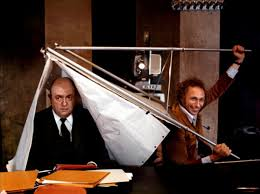 merlinpapin3's tweet photo. .@FredOL69007 #DéfiCinéClassique2024  Novembre  (Marie Josèphe Yoyotte ) avec le film #LeDistrait de Pierre Richard (1970) avec Pierre Richard Bernard Blier Maria Pacôme Marie-Christine Barrault Catherine Samie Micheline Luccianni Tsilla Chelton François Maistre Robert Dalban

Glycia Malaquet convainc son amant, Alexandre Guiton, directeur d'une agence de publicité, d'engager son fils Pierre, garçon charmant et imaginatif mais affligé d'une distraction de tous les instants. Ce dernier se signale très vite en proposant des idées plus saugrenues les unes que les autres et en semant la panique autour de lui. La confrontation de Pierre avec M. Klerdenne, autre personnage affublé d'une incroyable distraction, conduit à deux scènes comiques d'anthologie.

Le Distrait, premier film réalisé par Pierre Richard en 1970, marque les débuts de son personnage emblématique : un rêveur maladroit, lunaire et irrésistiblement attachant. Le film pose les bases d’un style qui fera son succès, celui d’un comique physique mêlé à une douce naïveté. Ici, Pierre Richard incarne Pierre Malaquet, un publicitaire distrait à l’extrême, embarqué dans des situations absurdes dues à sa déconnexion totale avec la réalité.

L’histoire s’articule autour de Malaquet, recruté par une agence de publicité grâce à l’intervention de sa mère excentrique (jouée avec délice par Maria Pacôme). Cette dernière, dans une scène mémorable, séduit le patron avec des « gazous gazous » irrésistibles, offrant une satire piquante des rapports de pouvoir mêlant charme et absurdité. Malaquet, lui, se distingue par ses idées publicitaires décalées et son incapacité à respecter les codes sociaux, provoquant un enchaînement de quiproquos hilarants.

Si certaines situations ont pris un coup de vieux, notamment dans leur mise en scène ou leur rythme, l’humour de Pierre Richard reste intemporel. Sa gestuelle unique, sa manière de glisser du génie à la catastrophe en une fraction de seconde, et son visage expressif font encore mouche. On se surprend à rire de ses maladresses, de ses déambulations imprévisibles, et de son monde intérieur si éloigné de la froide efficacité attendue dans son métier.

Le film se distingue également par sa critique, légère mais mordante, du milieu publicitaire. Pierre Malaquet est un ovni dans cet univers pragmatique et cynique. Ses idées absurdes, comme une publicité pour un insecticide où le slogan est chanté par des mouches, révèlent l'absurdité de la logique marchande. En filigrane, Le Distrait questionne la normalisation des comportements dans une société qui valorise l’efficacité au détriment de la fantaisie.

Maria Pacôme est exceptionnelle en mère surprotectrice et exubérante, véritable moteur comique de plusieurs scènes. Son alchimie avec Pierre Richard est palpable et ajoute une dimension tendre à ce personnage fantasque. Bernard Blier, en patron dépassé par les extravagances de son nouvel employé, complète un casting qui fonctionne à merveille.

Bien que certaines blagues aient vieilli et que le rythme souffre parfois de longueurs, Le Distrait conserve son charme. Il reste une introduction idéale à l’univers de Pierre Richard, un monde où la maladresse devient une poésie et où l’humour naît du décalage. Cinquante ans après, on se laisse encore séduire par cette comédie tendre et loufoque, reflet d'une époque et d'un talent en devenir.