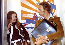 merlinpapin3's tweet photo. .@FredOL69007 #DéfiCinéClassique2024  Novembre  (Marie Josèphe Yoyotte ) avec le film #LeDistrait de Pierre Richard (1970) avec Pierre Richard Bernard Blier Maria Pacôme Marie-Christine Barrault Catherine Samie Micheline Luccianni Tsilla Chelton François Maistre Robert Dalban

Glycia Malaquet convainc son amant, Alexandre Guiton, directeur d'une agence de publicité, d'engager son fils Pierre, garçon charmant et imaginatif mais affligé d'une distraction de tous les instants. Ce dernier se signale très vite en proposant des idées plus saugrenues les unes que les autres et en semant la panique autour de lui. La confrontation de Pierre avec M. Klerdenne, autre personnage affublé d'une incroyable distraction, conduit à deux scènes comiques d'anthologie.

Le Distrait, premier film réalisé par Pierre Richard en 1970, marque les débuts de son personnage emblématique : un rêveur maladroit, lunaire et irrésistiblement attachant. Le film pose les bases d’un style qui fera son succès, celui d’un comique physique mêlé à une douce naïveté. Ici, Pierre Richard incarne Pierre Malaquet, un publicitaire distrait à l’extrême, embarqué dans des situations absurdes dues à sa déconnexion totale avec la réalité.

L’histoire s’articule autour de Malaquet, recruté par une agence de publicité grâce à l’intervention de sa mère excentrique (jouée avec délice par Maria Pacôme). Cette dernière, dans une scène mémorable, séduit le patron avec des « gazous gazous » irrésistibles, offrant une satire piquante des rapports de pouvoir mêlant charme et absurdité. Malaquet, lui, se distingue par ses idées publicitaires décalées et son incapacité à respecter les codes sociaux, provoquant un enchaînement de quiproquos hilarants.

Si certaines situations ont pris un coup de vieux, notamment dans leur mise en scène ou leur rythme, l’humour de Pierre Richard reste intemporel. Sa gestuelle unique, sa manière de glisser du génie à la catastrophe en une fraction de seconde, et son visage expressif font encore mouche. On se surprend à rire de ses maladresses, de ses déambulations imprévisibles, et de son monde intérieur si éloigné de la froide efficacité attendue dans son métier.

Le film se distingue également par sa critique, légère mais mordante, du milieu publicitaire. Pierre Malaquet est un ovni dans cet univers pragmatique et cynique. Ses idées absurdes, comme une publicité pour un insecticide où le slogan est chanté par des mouches, révèlent l'absurdité de la logique marchande. En filigrane, Le Distrait questionne la normalisation des comportements dans une société qui valorise l’efficacité au détriment de la fantaisie.

Maria Pacôme est exceptionnelle en mère surprotectrice et exubérante, véritable moteur comique de plusieurs scènes. Son alchimie avec Pierre Richard est palpable et ajoute une dimension tendre à ce personnage fantasque. Bernard Blier, en patron dépassé par les extravagances de son nouvel employé, complète un casting qui fonctionne à merveille.

Bien que certaines blagues aient vieilli et que le rythme souffre parfois de longueurs, Le Distrait conserve son charme. Il reste une introduction idéale à l’univers de Pierre Richard, un monde où la maladresse devient une poésie et où l’humour naît du décalage. Cinquante ans après, on se laisse encore séduire par cette comédie tendre et loufoque, reflet d'une époque et d'un talent en devenir.