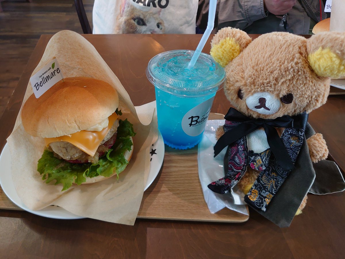taiga4011's tweet photo. こっそり高知、桂浜でお昼ごはんきなー

はちきん地鶏バーガーうまいきなー https://t.co/C5CybU77nr