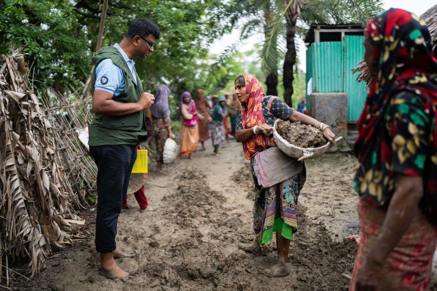UNinBangladesh's tweet photo. Following Cyclone #Remal in May, @UNCERF funding has supported the Patuakhali community in reaching:
-35K families with livelihoods in road reconstruction projects
-10.8K households with agricultural support
-4K pregnant women with healthcare
-300K families with safe water access https://t.co/GVNSVJBrNf