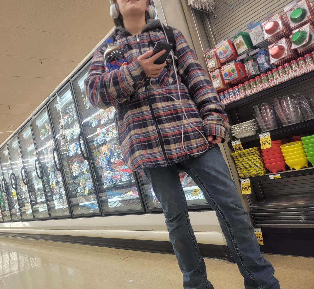 She stopped me in the store: "You look really pretty today." 

Her mom just died, she's having a hard a hard time with birthdays/holidays. She broke her earphones in a rage because she doesn't know how to let it out. I must have looked like a safe person to talk to 💔 I listened