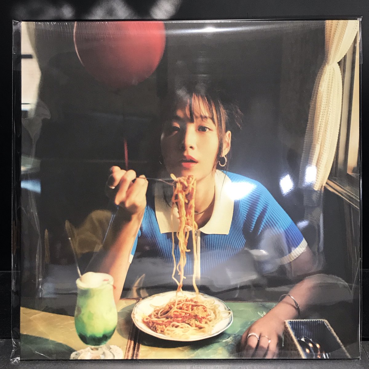 【入荷情報】
 
yomm『スクランブル - 東京』LP
 
元yonawoの荒谷翔大、ミツメの川辺素、YeYeが作詞作曲を担当した楽曲を次々とリリースし、韓国のモデル /