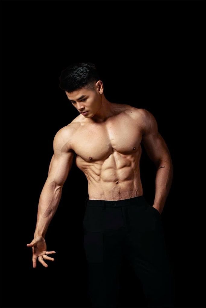 曼谷

东南亚风情
宽肩窄腰
胸肌饱满腹肌明显

Position : Top
Age : 26
Height : 183
Weight : 72
Size : 16