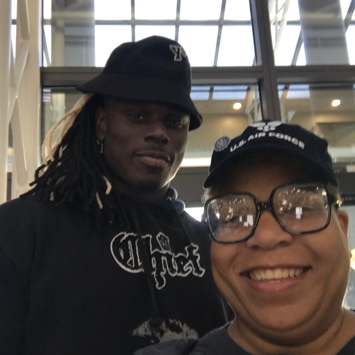 usafamamameeks's tweet photo. And You never know who you gonna run into ☺️ - A touchdown for my birthday 🎂 birthday in the ❄️ storm https://t.co/mVGoquZbuI