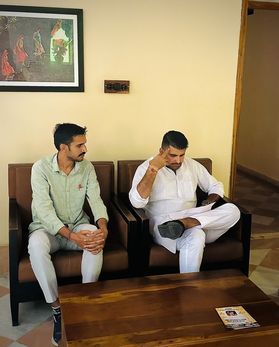 jabarsingh_9's tweet image. बड़े भाई शिव के लोकप्रिय विधायक आदरणीय रविन्द्र सिंह जी भाटी को जन्मदिन की बहुत बहुत शुभकामनाएं श्री मेहोज़ी महाराज का आशीर्वाद आप पर बना रहे।
@RavindraBhati__