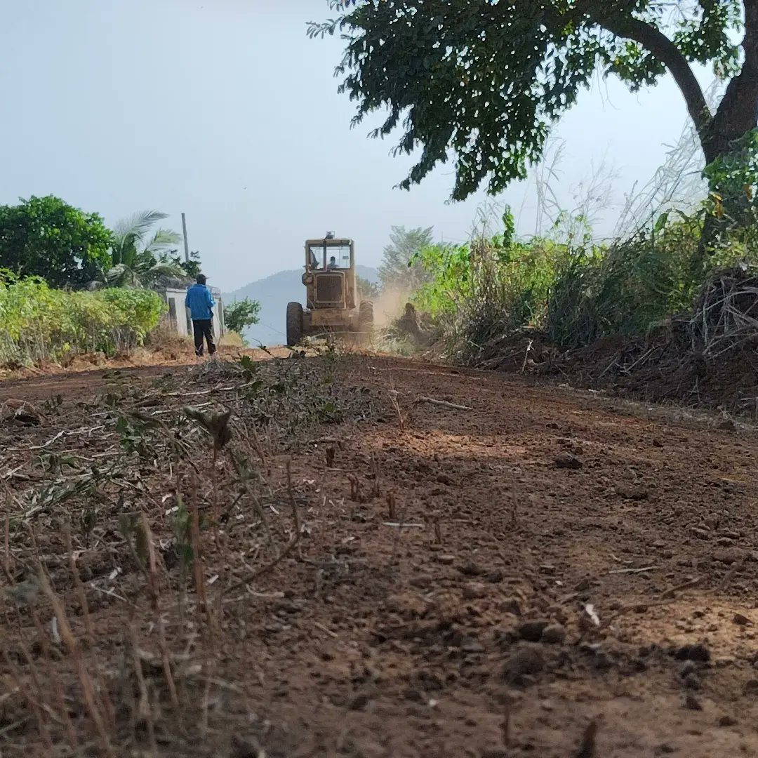 UchennaJOkolo's tweet photo. Road grading has commenced in Mgbowo, Owelli, and Agbogugu, with plans to extend to all towns across Awgu LGA. This is part of our commitment to improving road access and enhancing infrastructure for our people. Progress for all!
#UcheNdiAwgu
#OneDayOneProject
#TomorrowIsHere https://t.co/8Us2shxszv