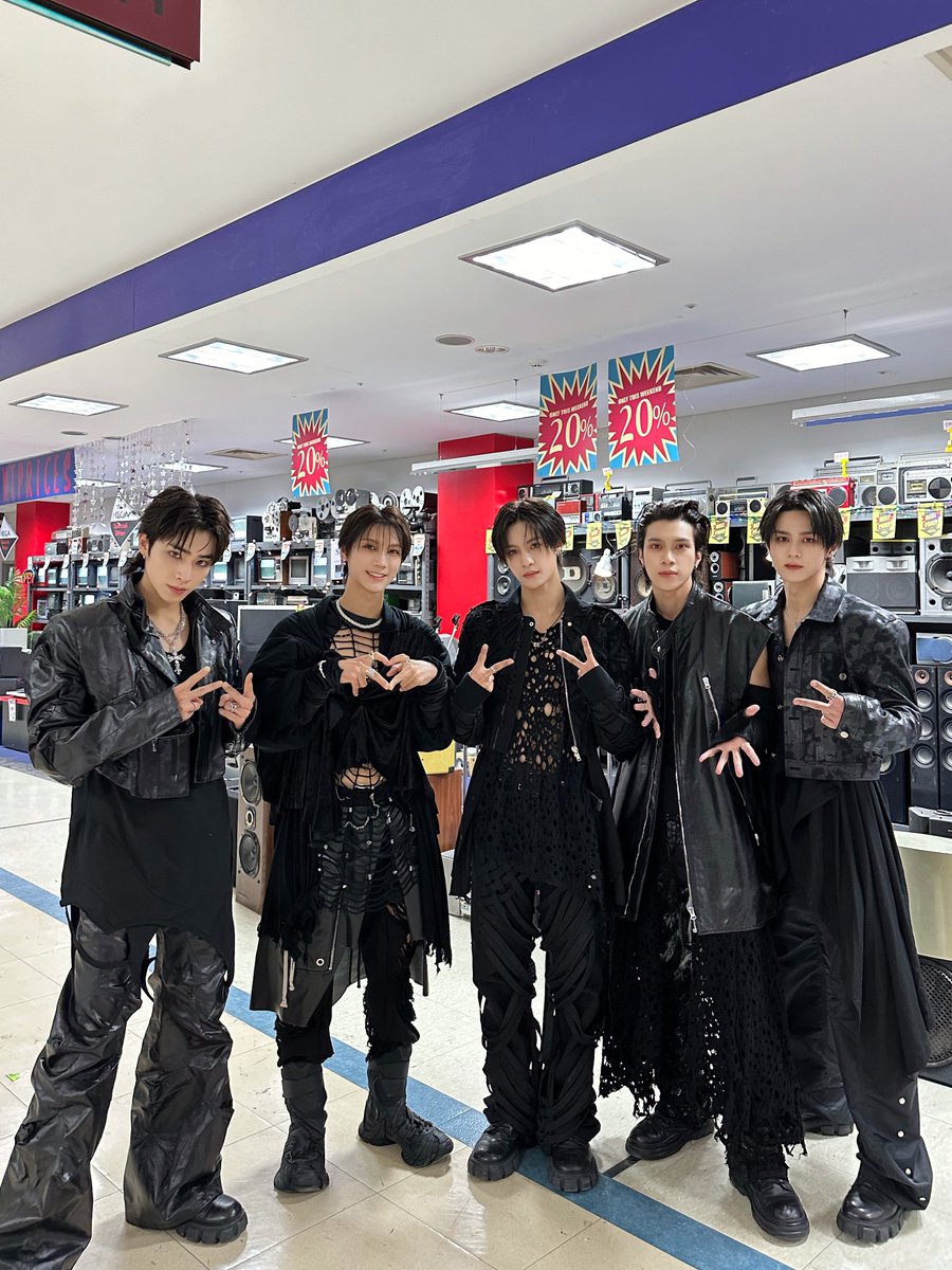 WayV_official's tweet photo. 🆆🅰🅺🅴 🆈🅾🆄🆁 🆂🅴🅽🆂🅴

#WayV #威神V #FREQUENCY
#WayV_FREQUENCY https://t.co/1iePULOvdX