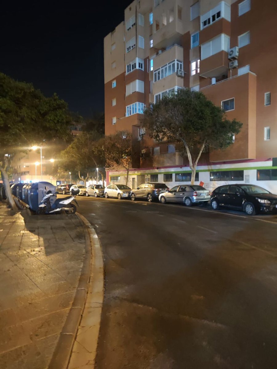 AvvGoleta's tweet photo. Esta AVV trasladó al Área de Medio Ambiente la necesidad de limpieza extraordinaria de las calles del barrio debido a la caída masiva de hojas del arbolado y protocolos tras los partidos de fútbol causados por actividades incívicas. Rápida actuación de Antonio Urdiales. https://t.co/7A6QrcW5ht