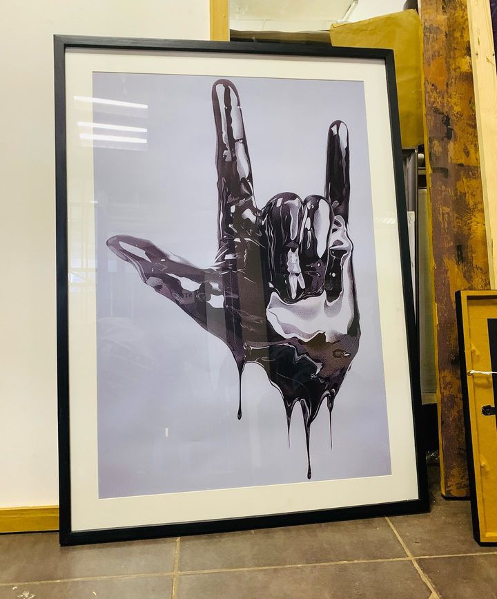 KylerEdge's tweet image. Transform your walls this festive season into a canvas of personality. Our bespoke frames and boards are crafted to help you tell your story, showcase your style, and make your space truly unforgettable.
wa.me/256703779656

#WallArtRevolution
#CustomFrames
#DecorativeBoards