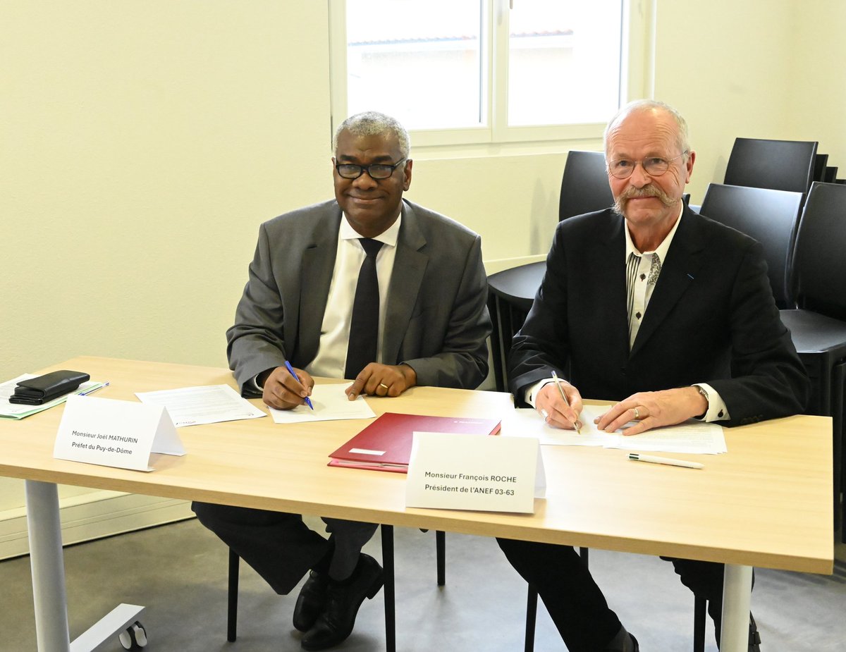 Prefet63's tweet photo. #InsertionSociale 

Signature, hier, de la convention pluriannuelle d'objectifs 2024-2026 du service intégré d'accueil et d'orientation (SIAO)
➡️ Inauguration également des nouveaux locaux communs du SIAO et du centre d'hébergement et de réinsertion sociale gérés par l'ANEF, opérateur de l'État. 

🔄Une confiance renouvelée par l'État dans ce partenariat et ce travail de co-construction pour apporter des solutions d'accompagnement des personnes en situation d'exclusion sociale vers le logement et l'emploi. 

✅️Financement de l’Etat de 2,7M€ dont 1,1 M€ pour le SIAO. S'agissant du SIAO, la convention s'accompagne de création de postes et d'augmentation des moyens annuels en 2025 avec un budget de 300 000€ supplémentaire. 
✅️L’Etat consacre 24M€ à l’hébergement d’urgence dans le département, un budget qui a doublé depuis 2018.
