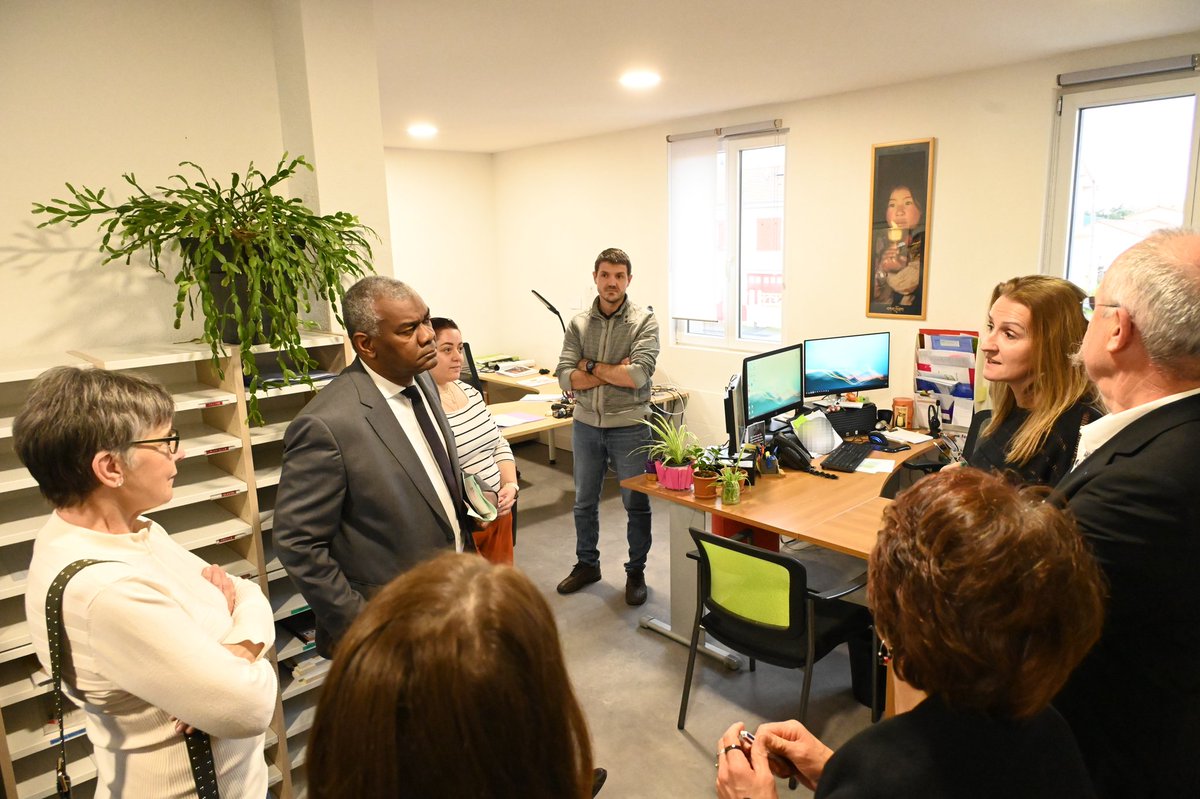 Prefet63's tweet photo. #InsertionSociale 

Signature, hier, de la convention pluriannuelle d'objectifs 2024-2026 du service intégré d'accueil et d'orientation (SIAO)
➡️ Inauguration également des nouveaux locaux communs du SIAO et du centre d'hébergement et de réinsertion sociale gérés par l'ANEF, opérateur de l'État. 

🔄Une confiance renouvelée par l'État dans ce partenariat et ce travail de co-construction pour apporter des solutions d'accompagnement des personnes en situation d'exclusion sociale vers le logement et l'emploi. 

✅️Financement de l’Etat de 2,7M€ dont 1,1 M€ pour le SIAO. S'agissant du SIAO, la convention s'accompagne de création de postes et d'augmentation des moyens annuels en 2025 avec un budget de 300 000€ supplémentaire. 
✅️L’Etat consacre 24M€ à l’hébergement d’urgence dans le département, un budget qui a doublé depuis 2018.