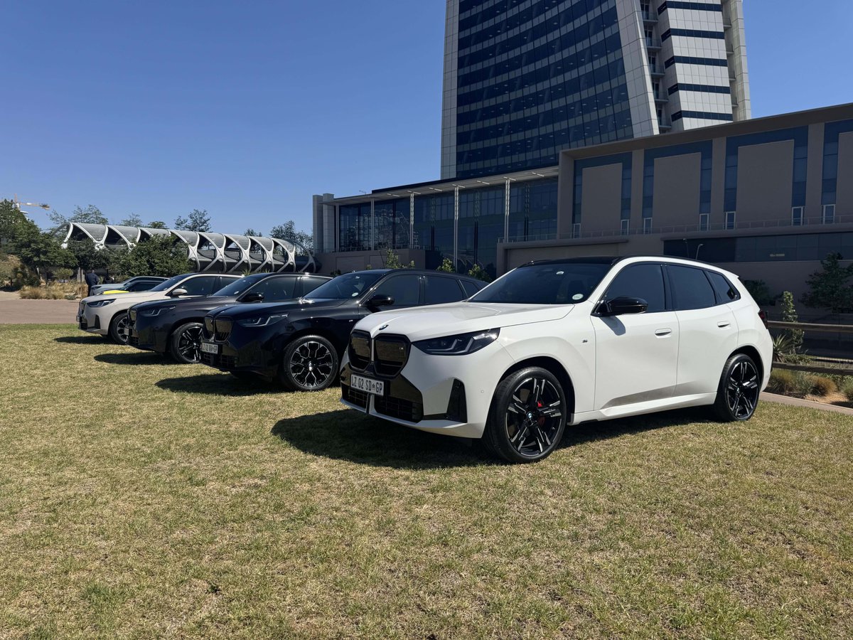 imoto_online's tweet photo. BMW uzosikhombisa izimoto athi zizowenza amanga nge Festive season ka 2024. BMW X3, 1 Series, Mini hatch zikhona la futhi kukhona nezihamba ngogesi. Uma ungakayithengi imoto ka Dezemba, ngathi usenhlanhleni. #ukhoziFMVabs #bmwsa #MiniSA #IMotoonline #bmwx3 https://t.co/QjkauGNu0f